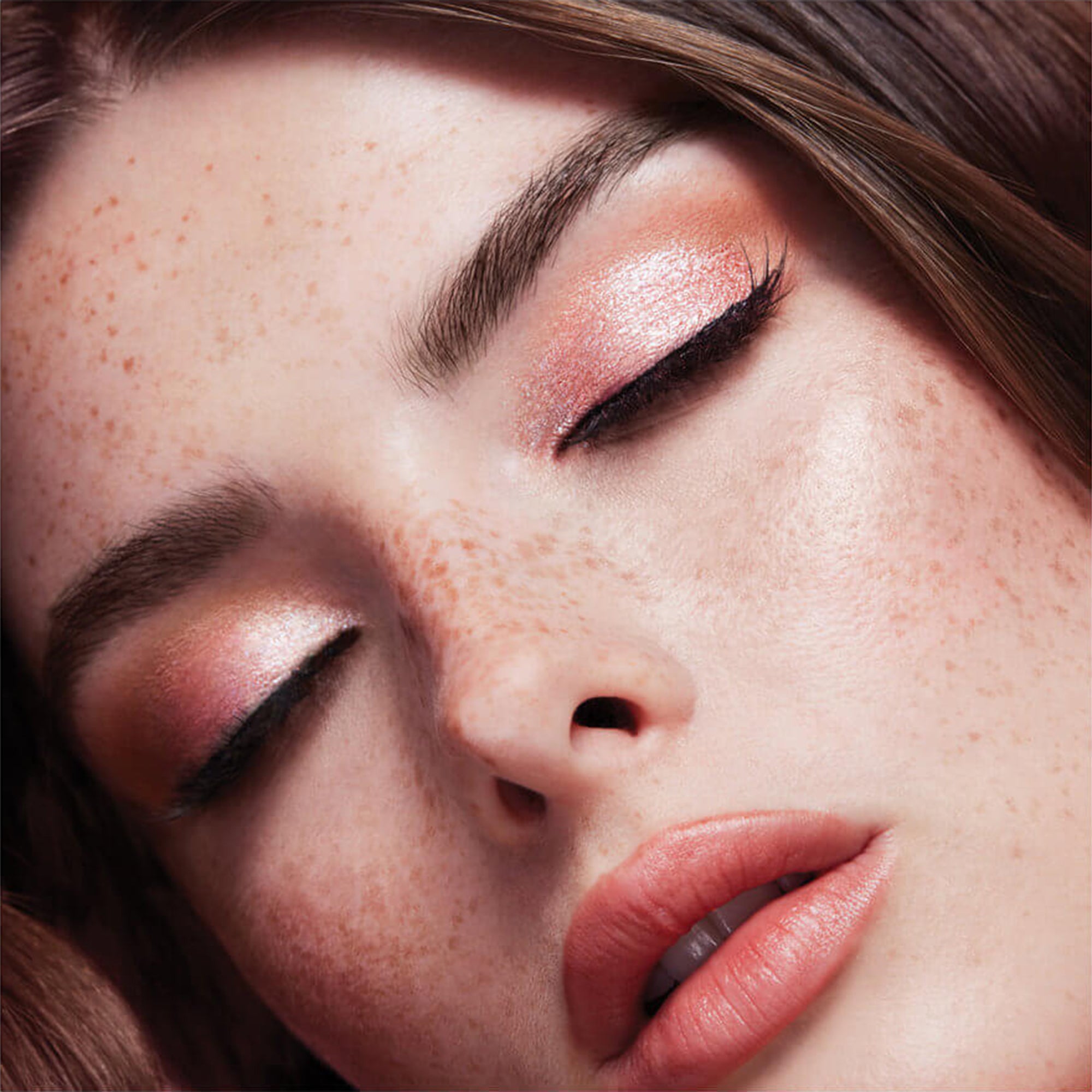 ظل العيون السائل جليسين آند جلو