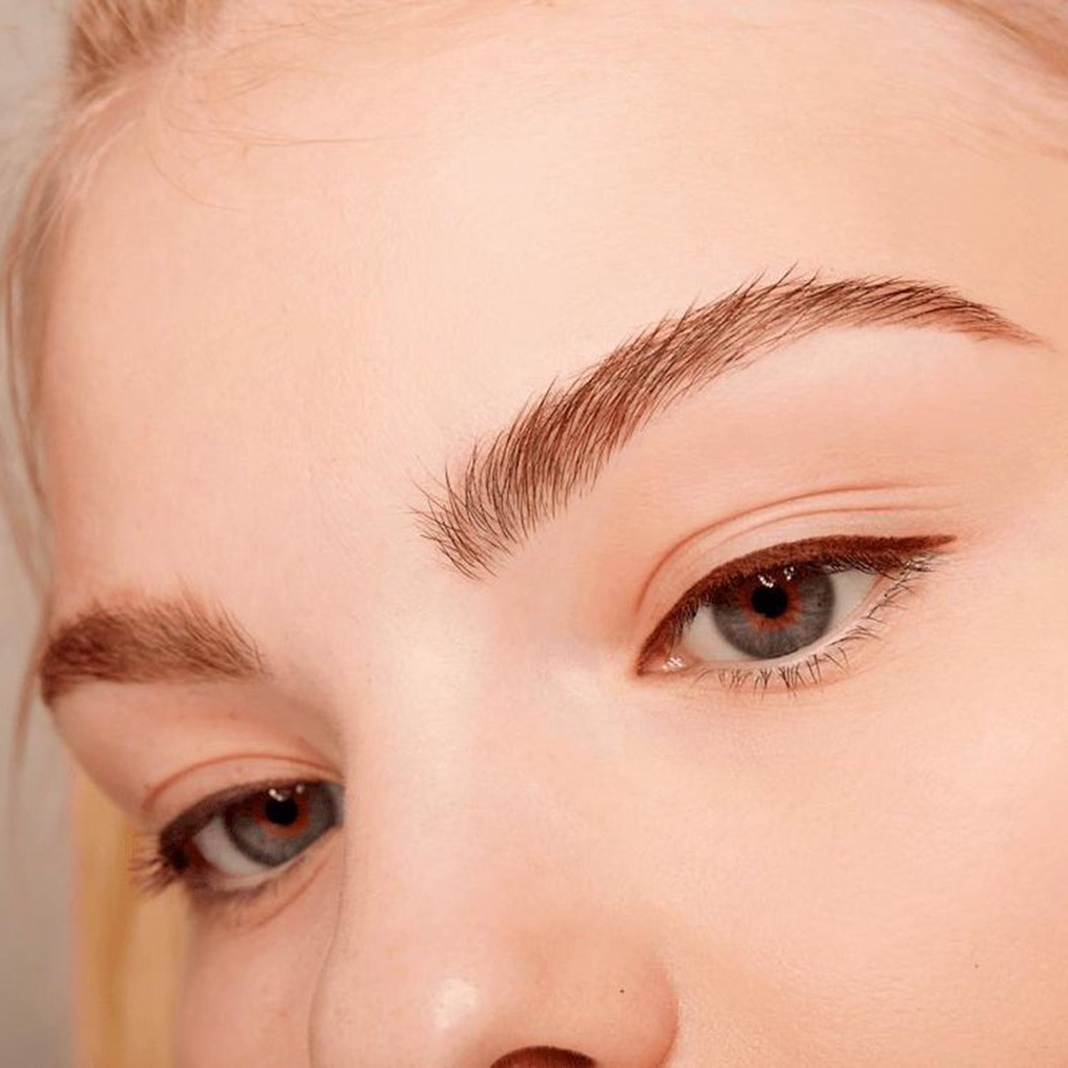 قلم تحديد العين يوم طويلاً 