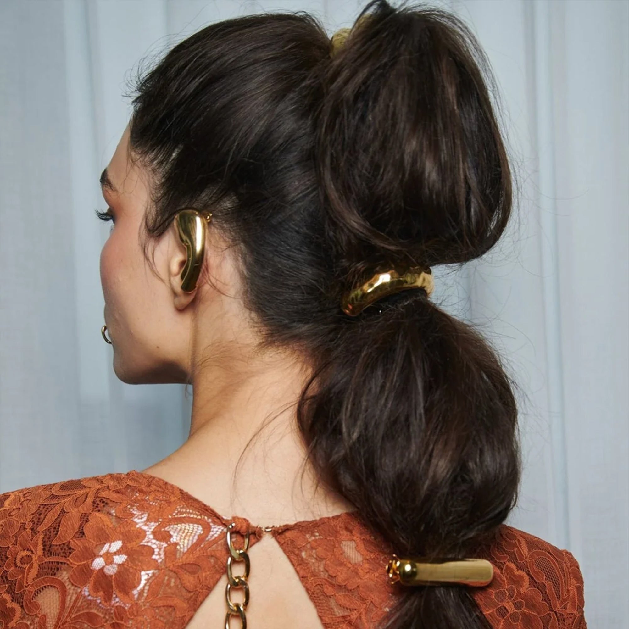 ربطة شعر على شكل قوس مُطرَّق