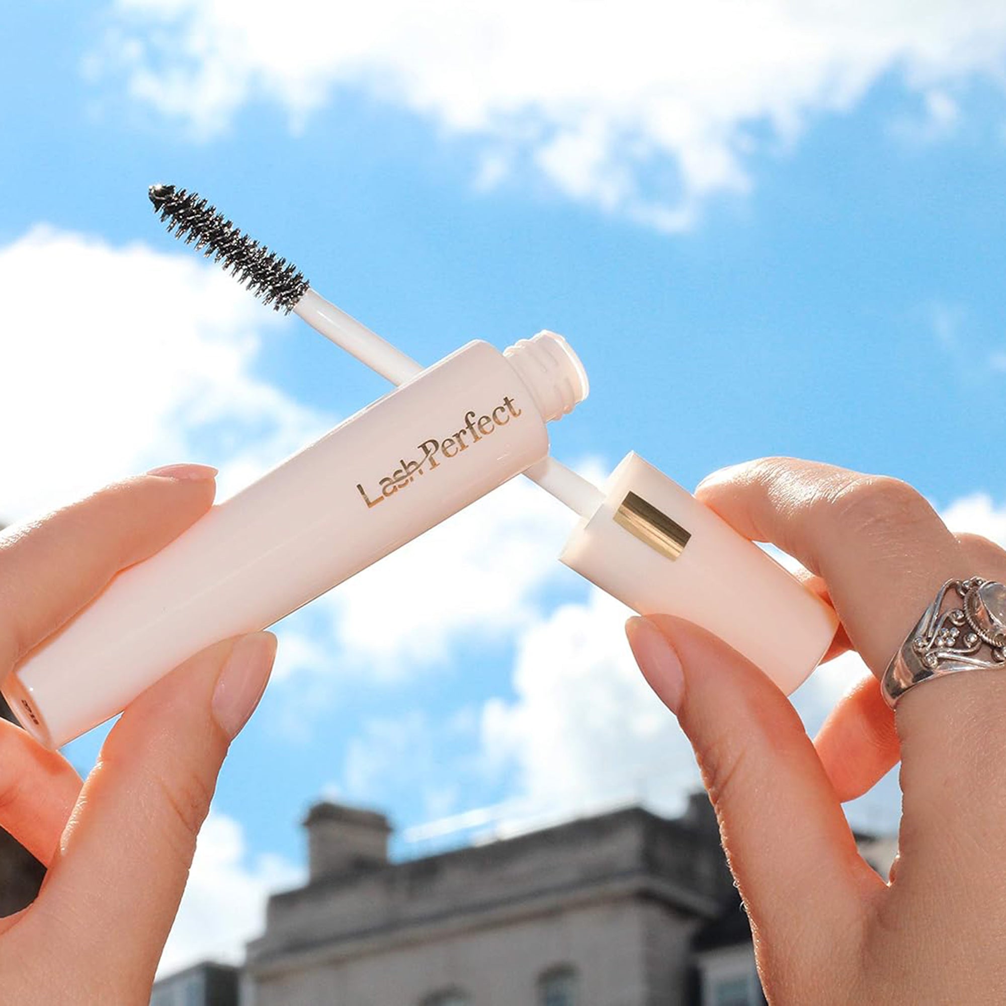 ماسكارا شفافة لمسة نهائية